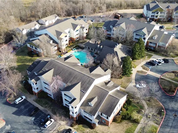 4230 NW Meadow Creek Cir, Fayetteville, AR 72703