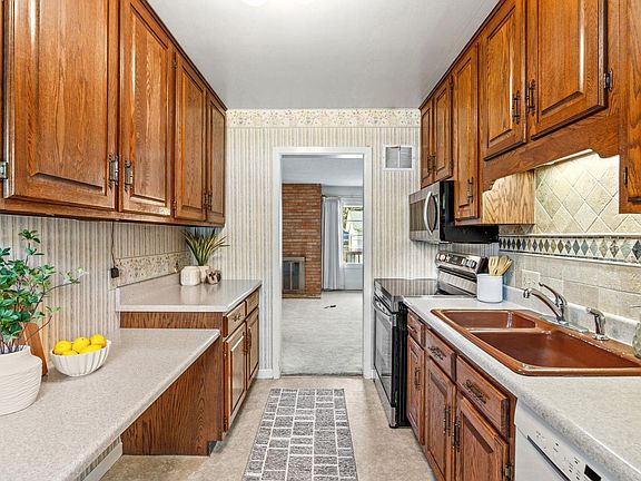 5th image of 5904 Queen Ave S