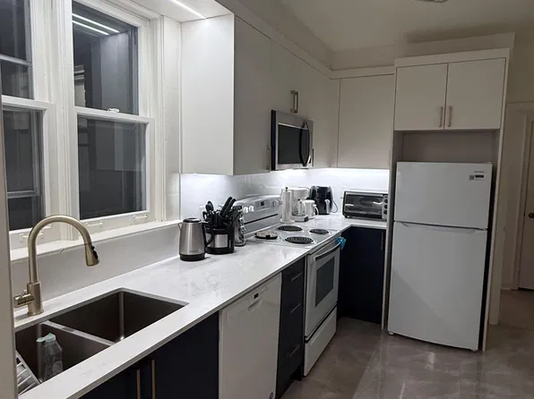 211 Newton Dr, Toronto, ON M2M 2P2