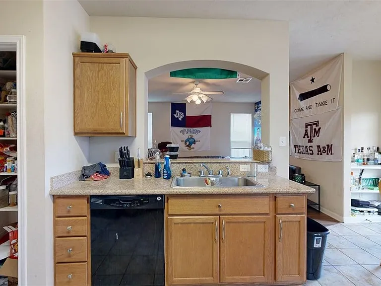 2933 McLaren Dr — Photo 6