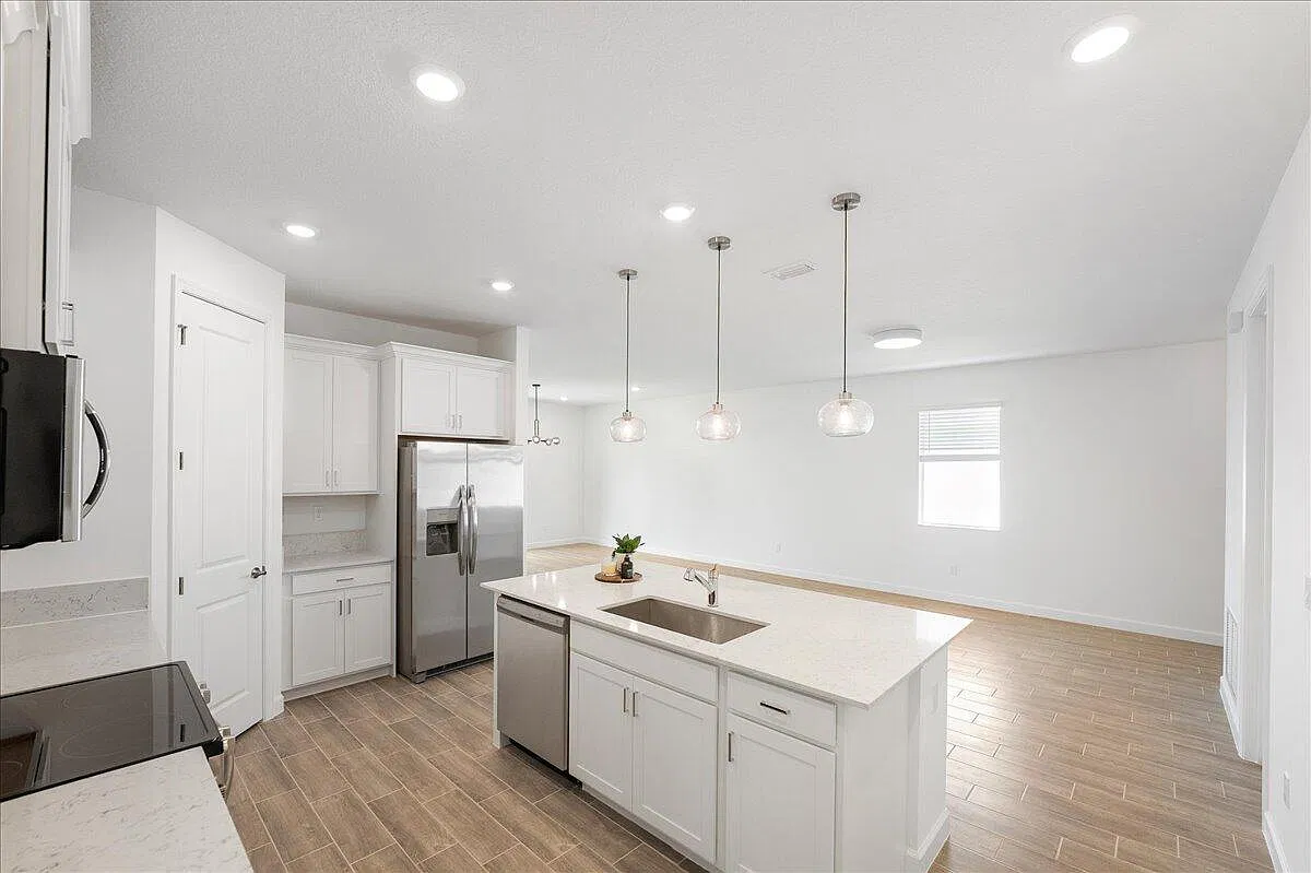 4 bed, 2.0 bath, 1809 sqft, $2,600 — Photo 2