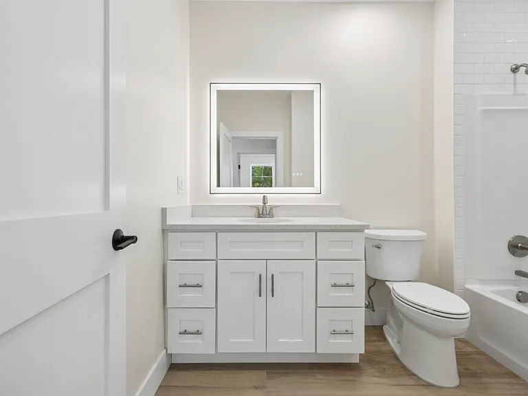 1BR, 1BA - 937SF - Bathroom