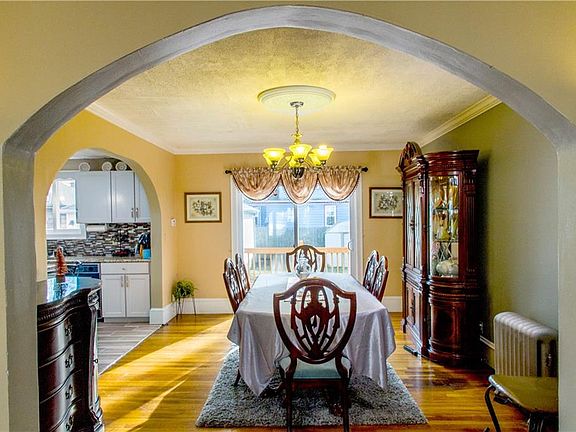 5th image of 264 Narragansett St