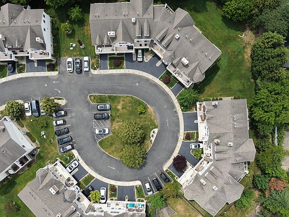 5th image of 302 Villa Dr