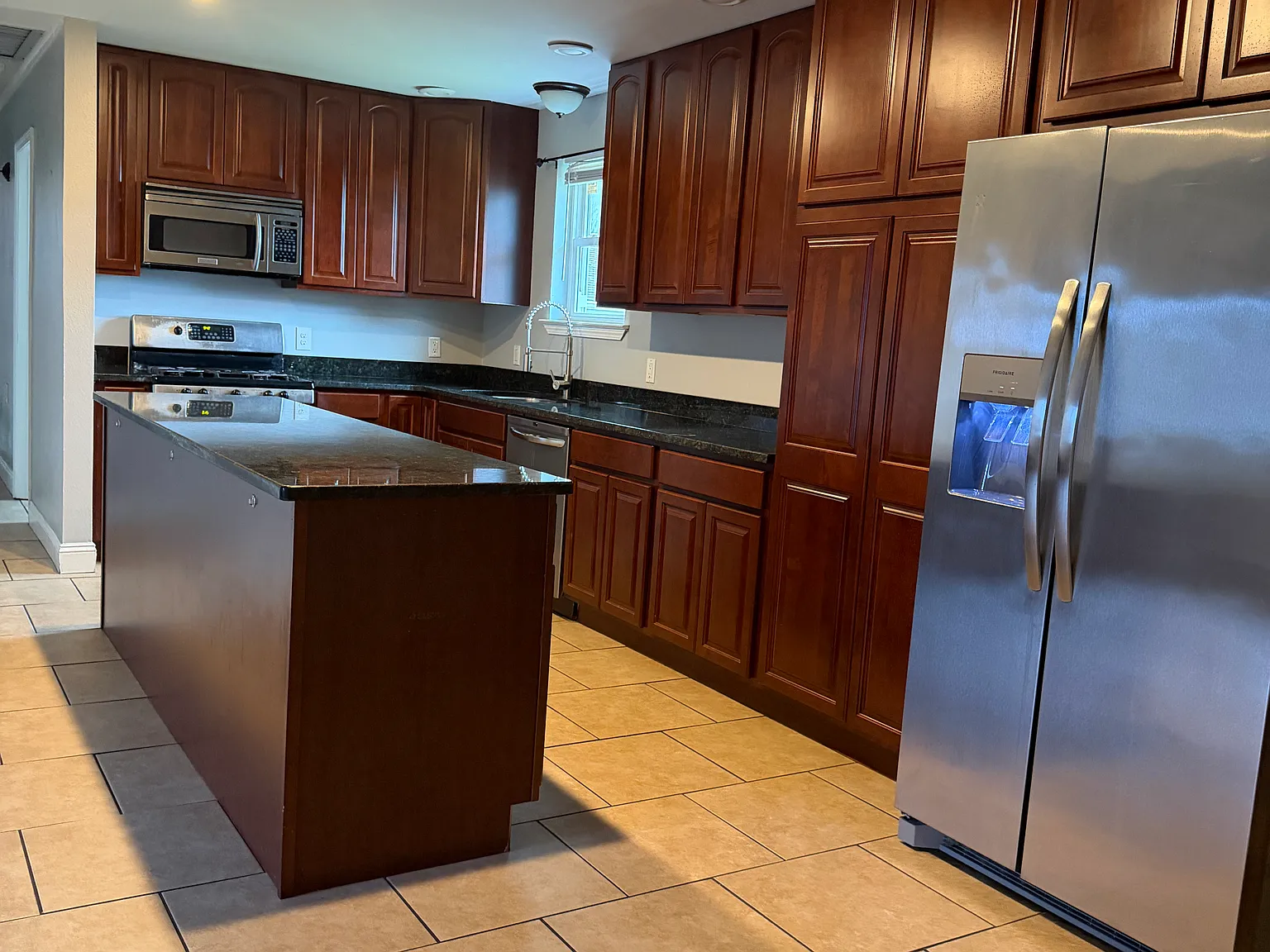 4 bed, 2500 sqft, $2,600 — Photo 2