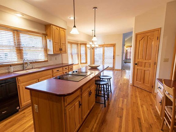5th image of 155 Lexington Dr