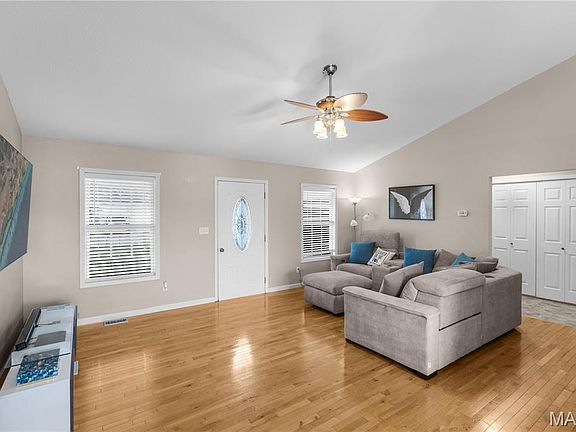 4th image of 385 Spring Hill Rd