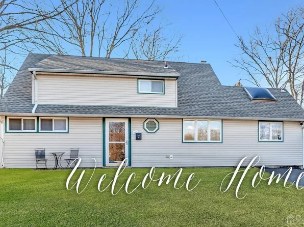 7 Locust Ct, Old Bridge, NJ 08857