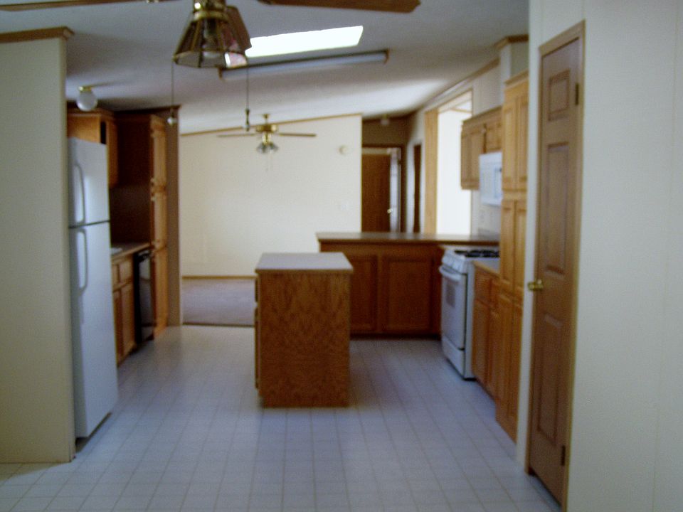Large kitchen with Dishwasher