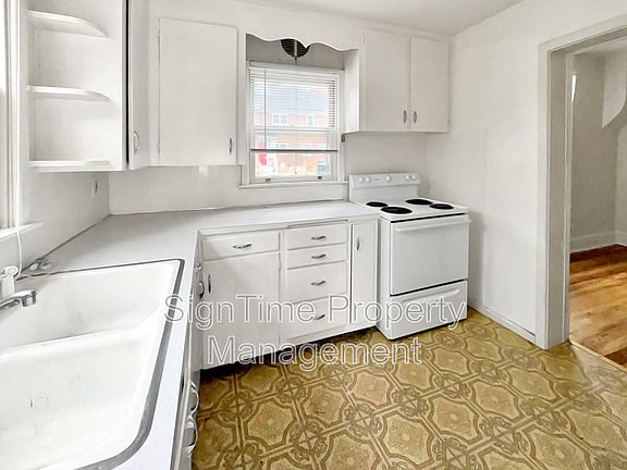 3rd image of 825-827 Hamilton Ln