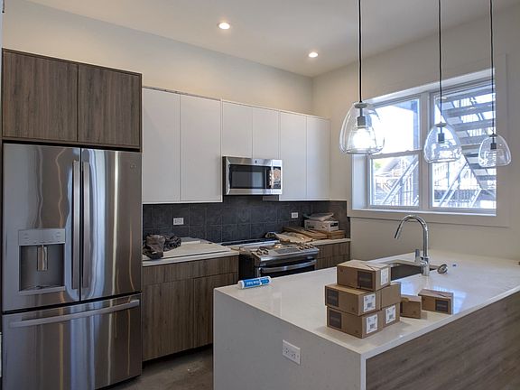 2nd image of 2120 W Belmont Ave