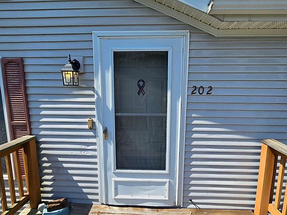 4th image of 202 N Otey St