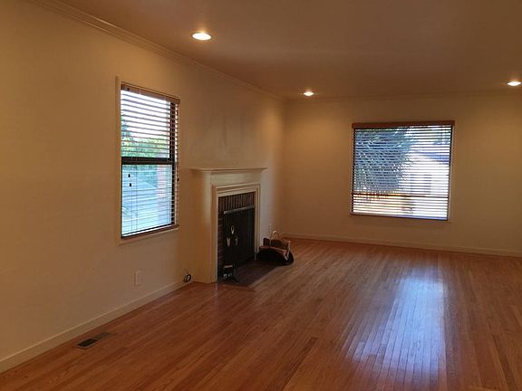 4th image of 24036 Carmelita Dr