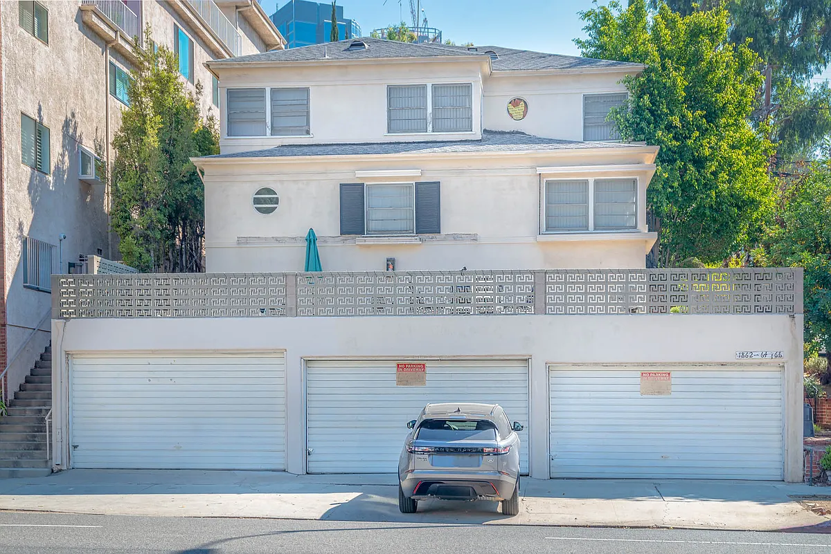 Building Photo - Beverly Glen