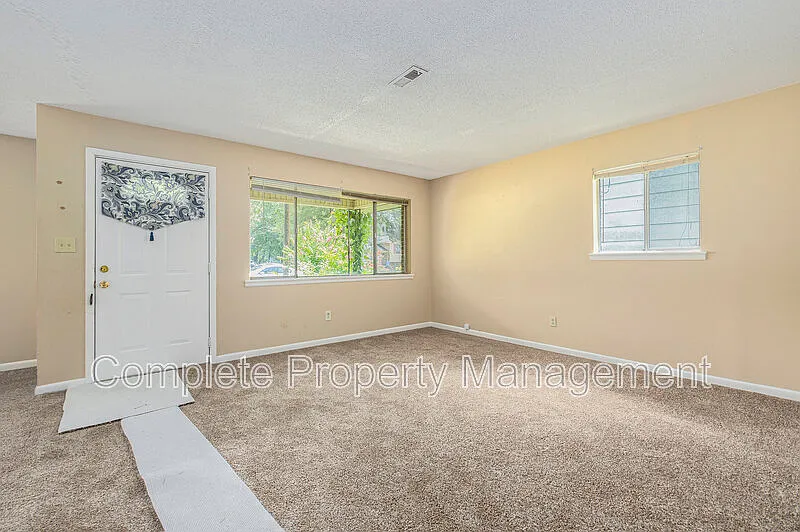 3 bed, 1.0 bath, 1133 sqft, $1,200 — Photo 2