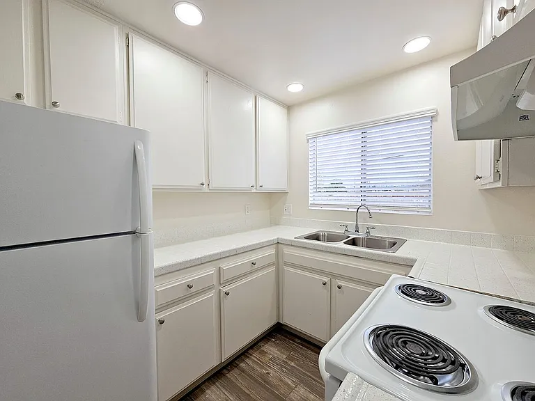 1096 N Mollison Ave — Photo 10
