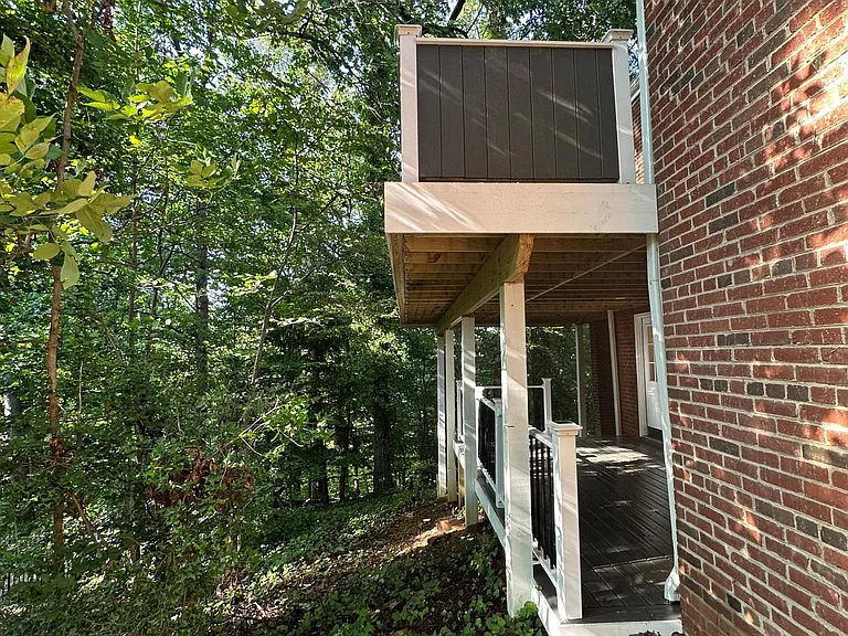 Side view of upper deck privacy fencing & lower deck