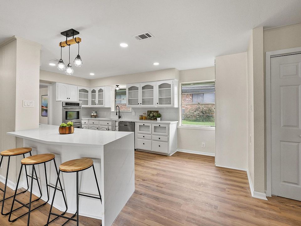 1st image of 2505 Meadows Ln