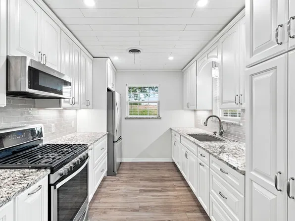 300 Parkwood Pl, Lewisville, TX 75067