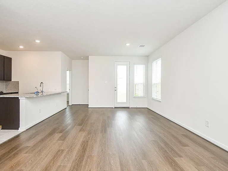 25230 Benroe St — Photo 8