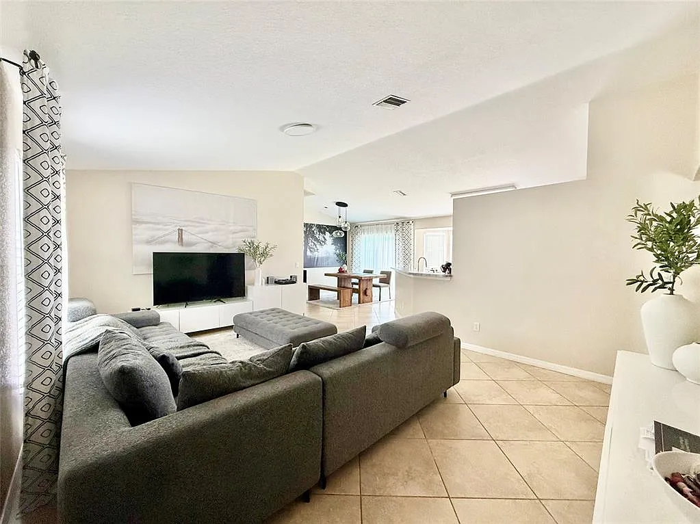 3 bed, 2.0 bath, 1206 sqft, $1,800 — Photo 3