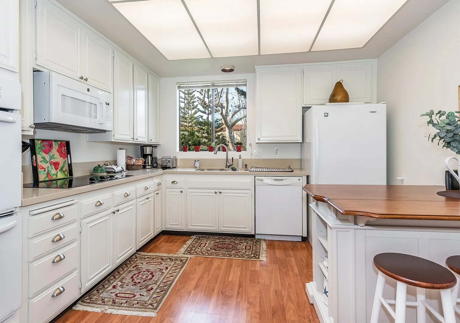 Unfurnished Spacious Montecito Shores 1700 + sq/ft 2 bd / 2 ba Condo! — Photo 2