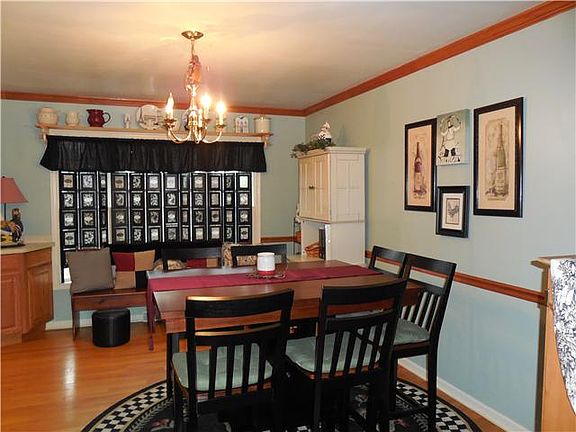 Warm & inviting decor!