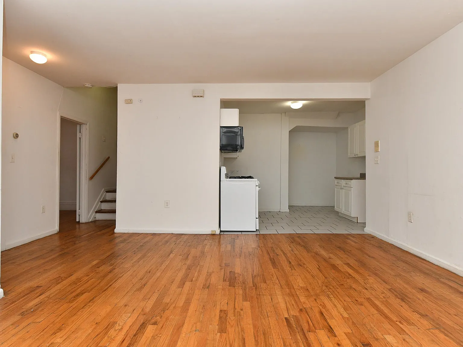 2 bed, 1.0 bath, $3,400 — Photo 2