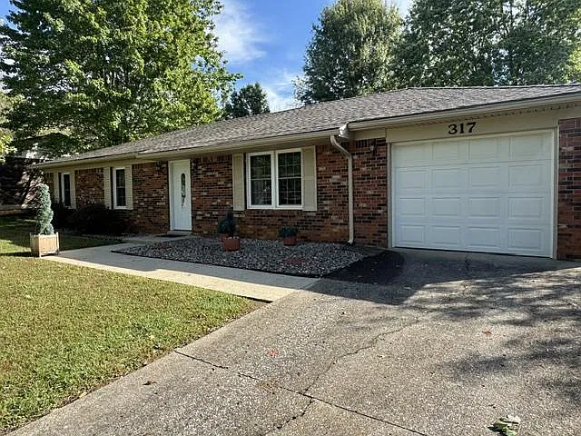 317 Madison Dr — Photo 3