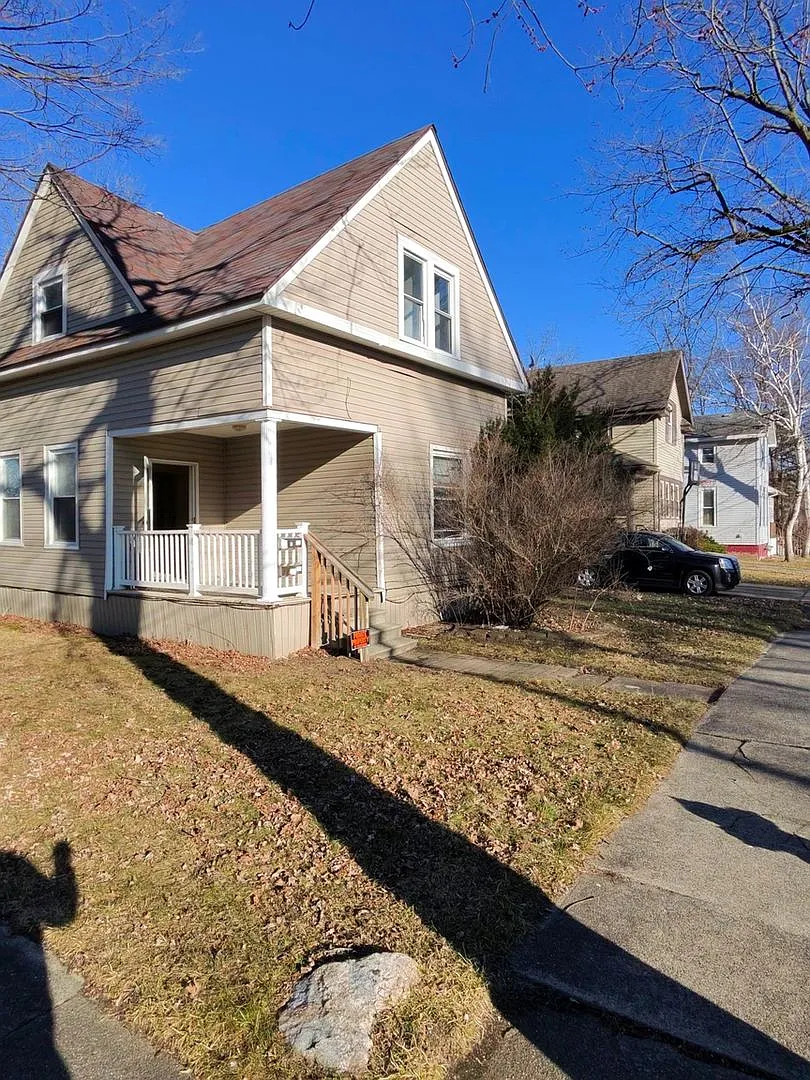 Charming 2BR Duplex in Saginaw — Photo 4