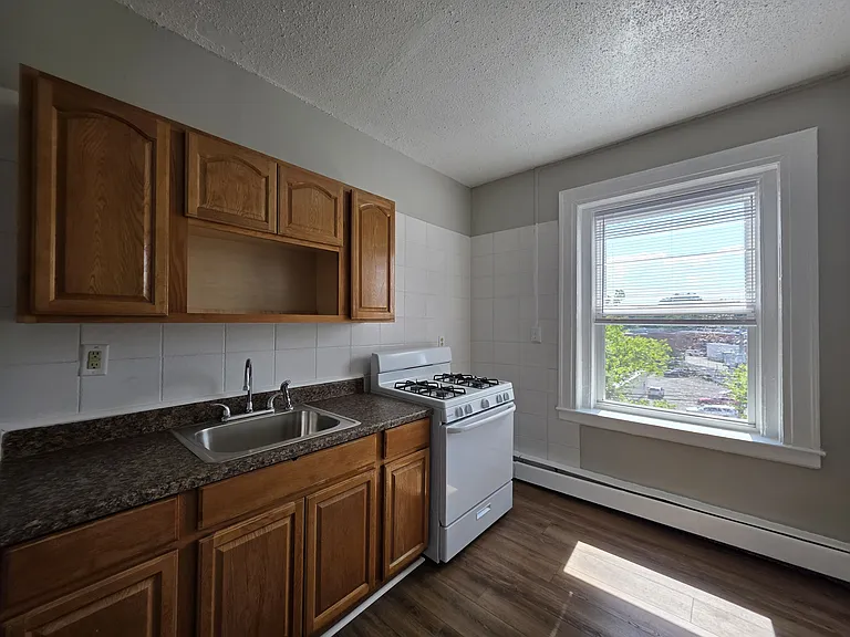 701 Howard Ave #4B — Photo 2
