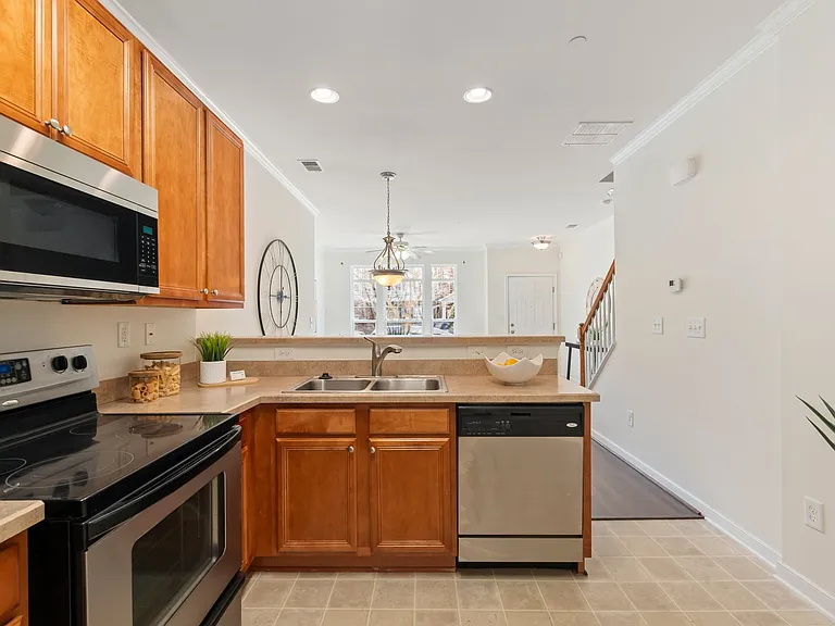 650 Claire Ln — Photo 34