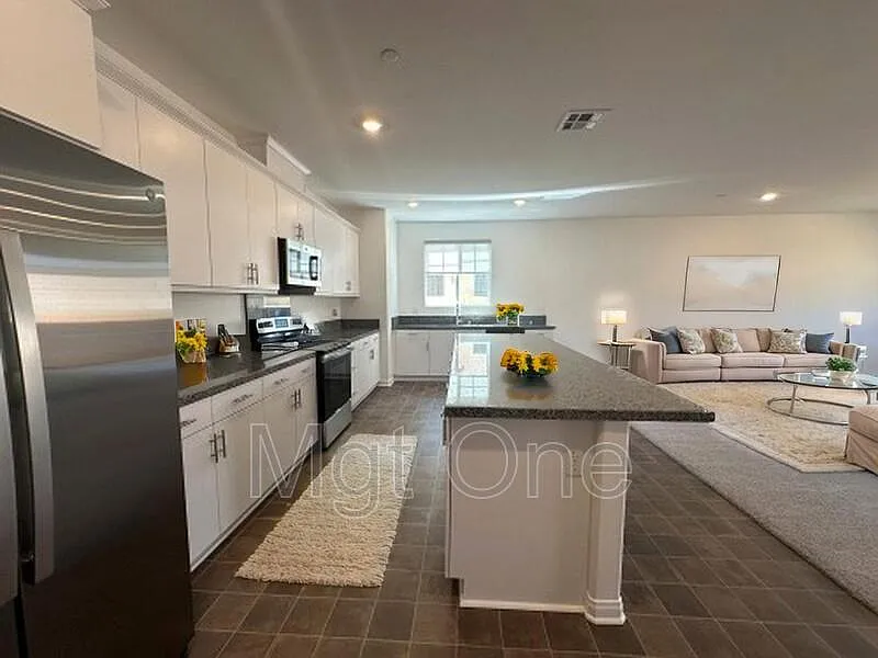 4 bed, 2.0 bath, 2194 sqft, $3,395 — Photo 3