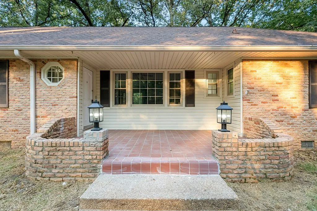 4 bed, 3.5 bath, 2433 sqft, $2,295 — Photo 2