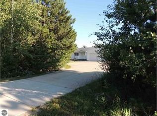 1012 Cantabrian Dr, Lake Isabella, MI 48893