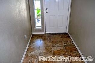 Front Foyer : Beautiful porcelain tile in entranceway!