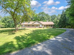 940 W Predmore Rd, Oakland, MI 48363