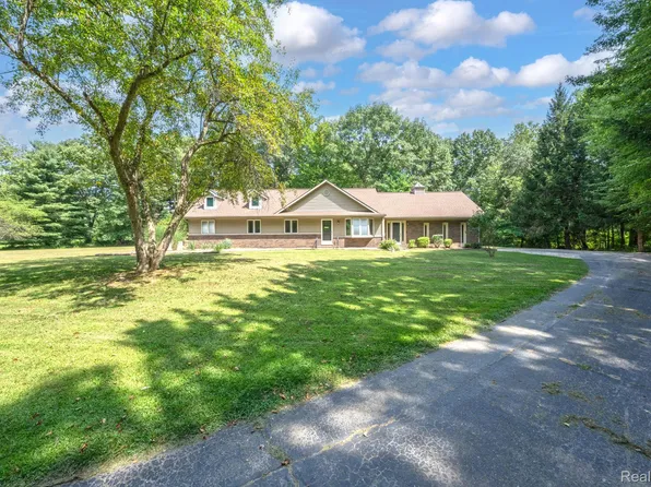 940 W Predmore Rd, Oakland, MI 48363