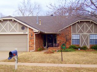 824 Countrywood Ln, Edmond, OK 73012