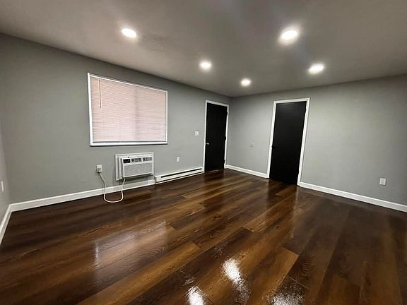 3rd image of 969 Fife Ave #2