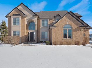 40672 Riverbend Dr, Sterling Heights, MI 48310