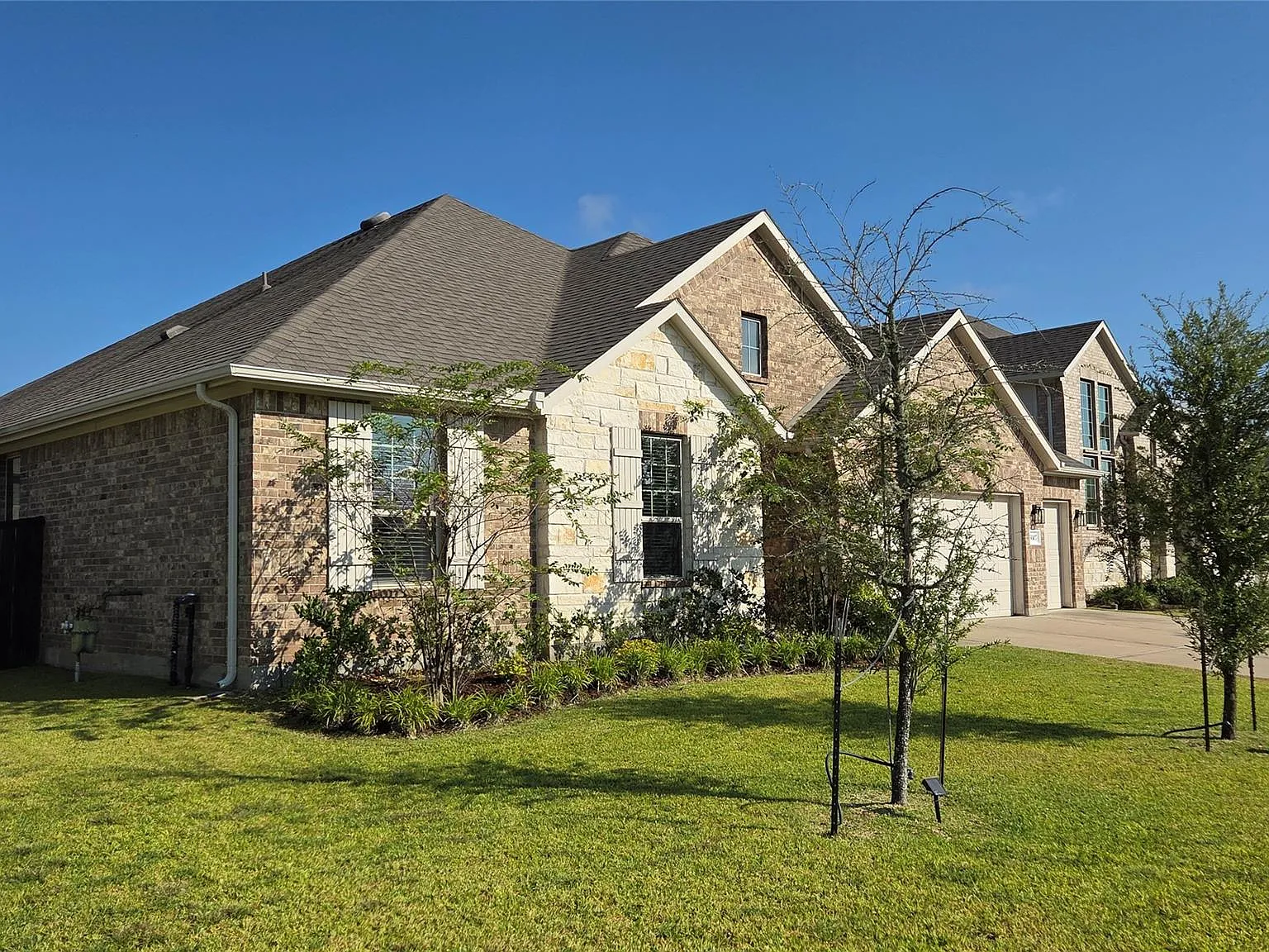 4 bed, 2.0 bath, 2634 sqft, $3,050 — Photo 2