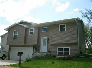 25 Oak Grove Dr, Dubuque, IA 52003