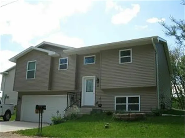 25 Oak Grove Dr, Dubuque, IA 52003