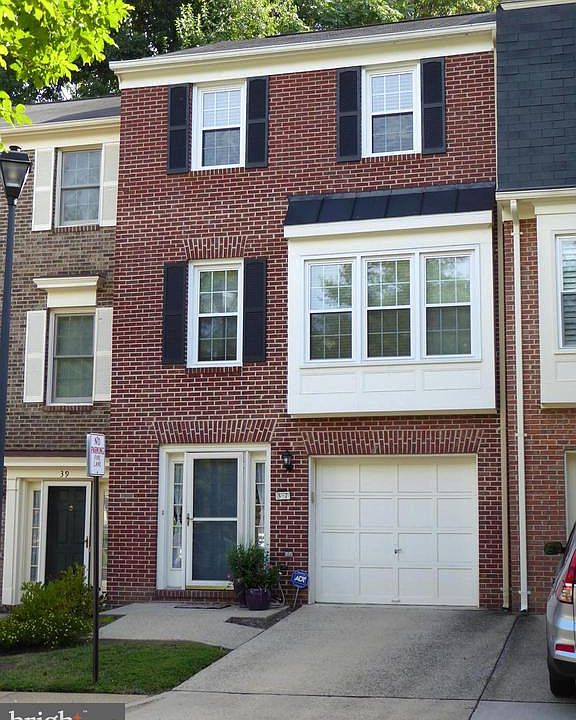 1st image of 37 Carriage House Cres