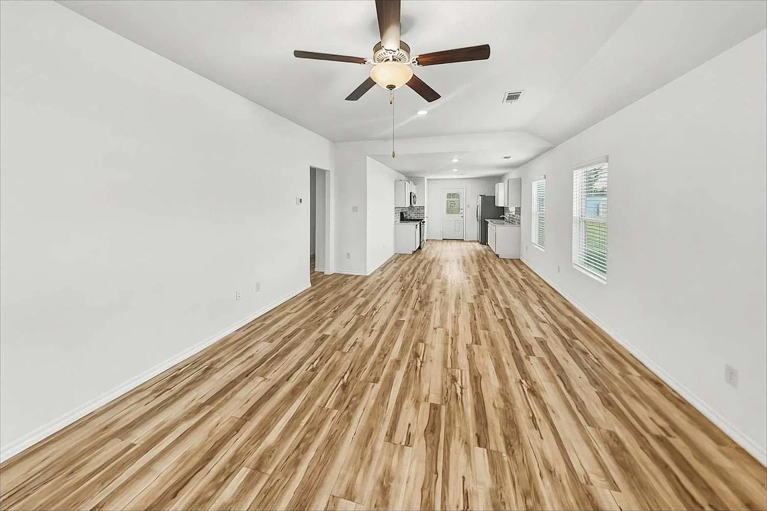 3 bed, 2.0 bath, 1250 sqft, $1,649 — Photo 3