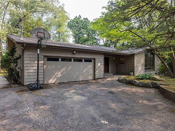 5th image of 165 Kent Dr