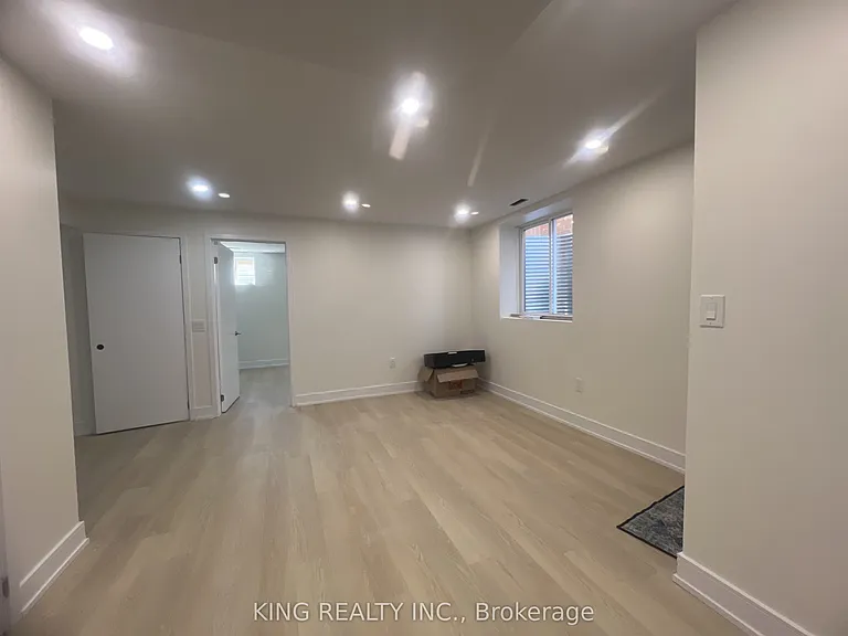 349 Grovehill Cres #2 — Photo 2