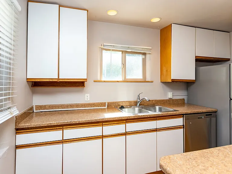922 E High St — Photo 13