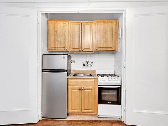 4th image of 457 W 57th St #611